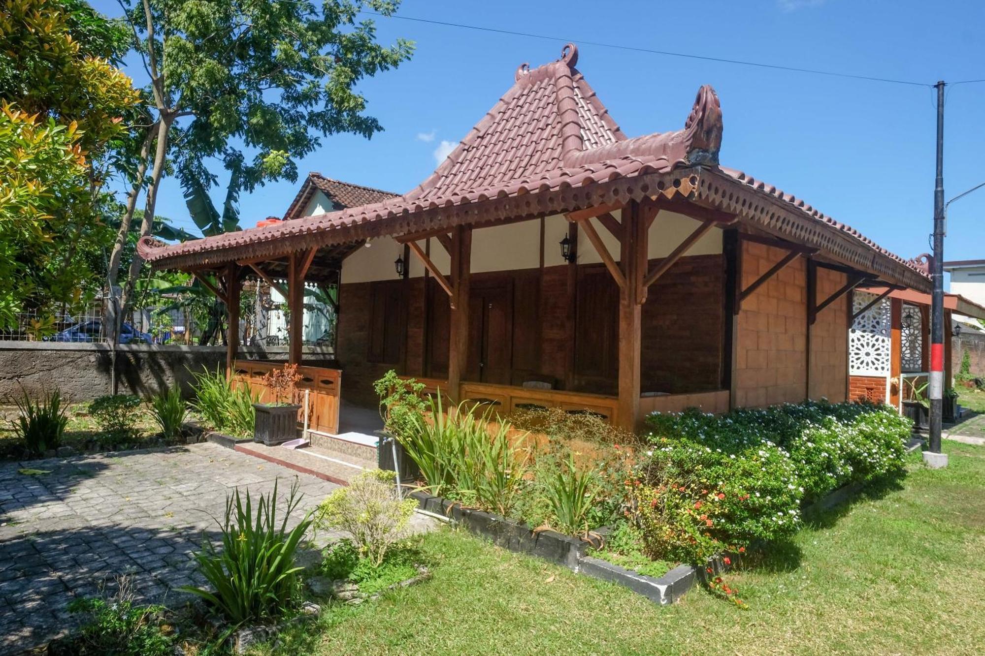 Reddoorz Syariah Near Alun Alun Wonosari Hotel Exterior photo